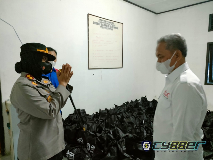 Polri Serahkan Bansos Untuk Buruh Terdampak Covid 19 