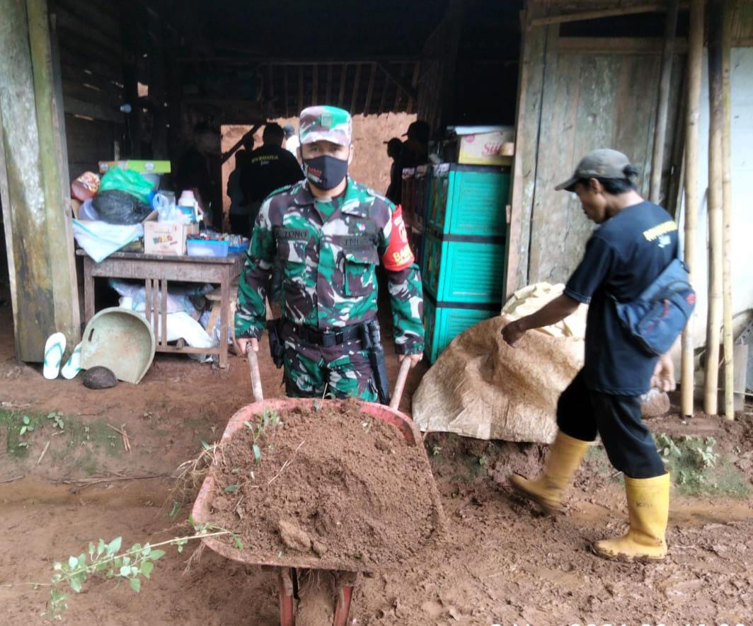 Serda Saptono Anggota Koramil/16 Wanareja Bantu Warga Binaanya