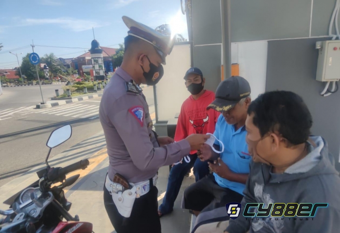 Tak Lelah Edukasi Prokes, Polisi Dengan Humanis Bagikan Masker Dimasa PPKM
