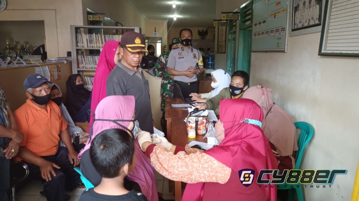 Bhabinkamtibmas Polsek Cidahu Polres Sukabumi, kawal kegiatan vaksinasi covid 19