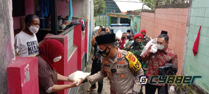 Polisi dan TNI Serta Pemerintahan Desa Kertajaya Padalarang Door To Door Bagikan Bansos Beras 