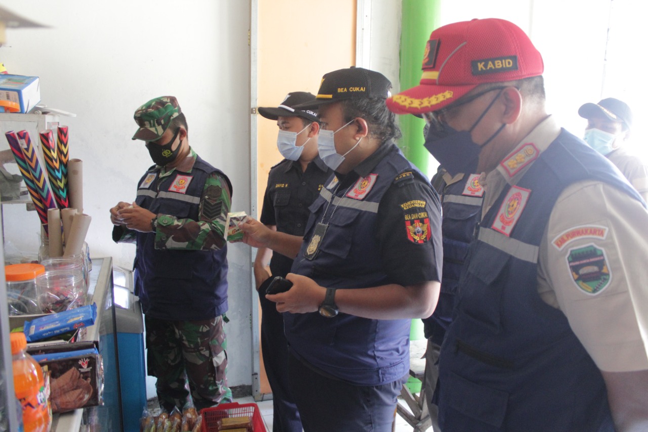 Satpol PP Purwakarta dan Bea Cukai Melaksanakan Operasi Rokok Ilegal