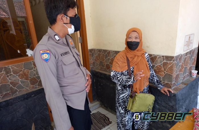 Polisi Bantu Antar Jemput Lansia Untuk Vaksin 
