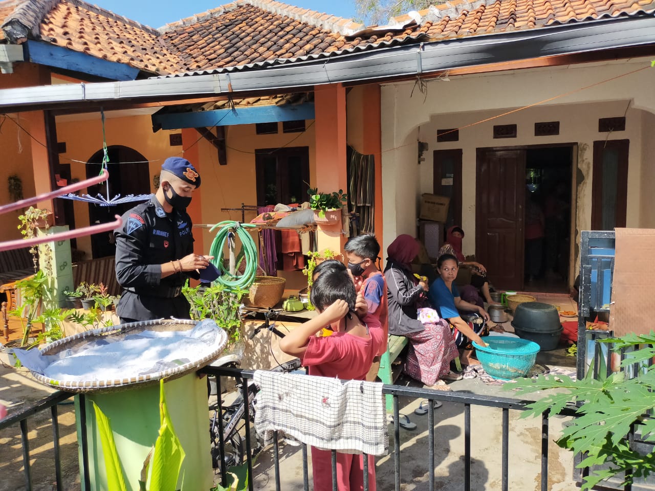 Polisi Peduli Anak, Lindungi Mereka dari Corona Dengan Berikan Masker