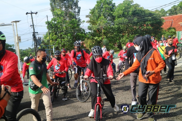 Kajati Lampung Lakukan Gowes Bersama dan Baksos di Tanggamus