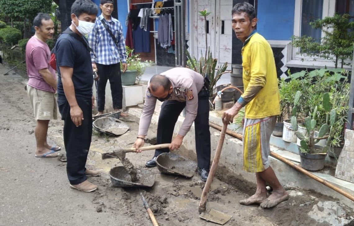 Polisi di Majalengka Gotong Royong Bersama Warga Bersihkan Parit 