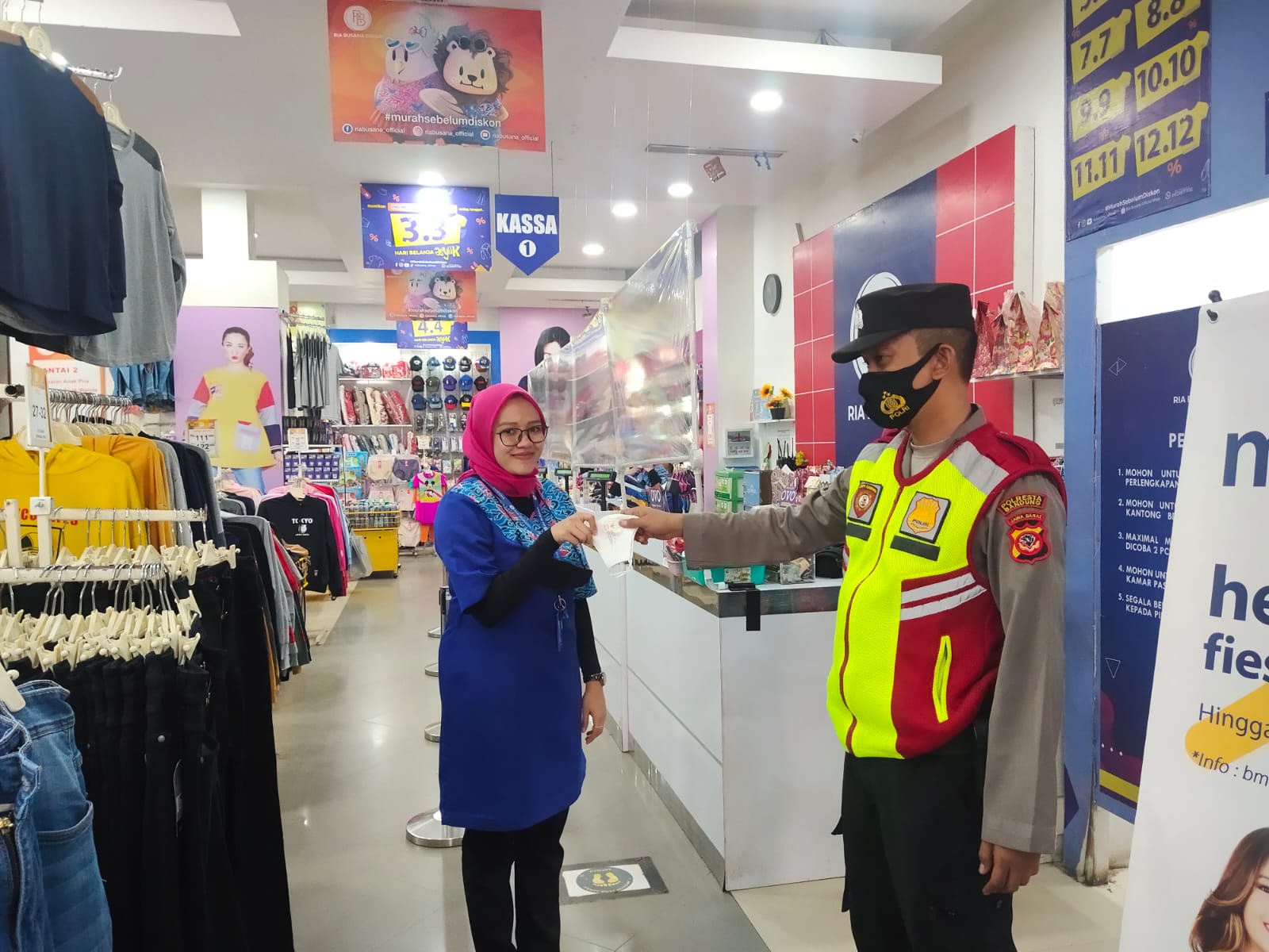 Polisi Cek Kepatuhan Prokes di Pertokoan Pasar Dangdeur