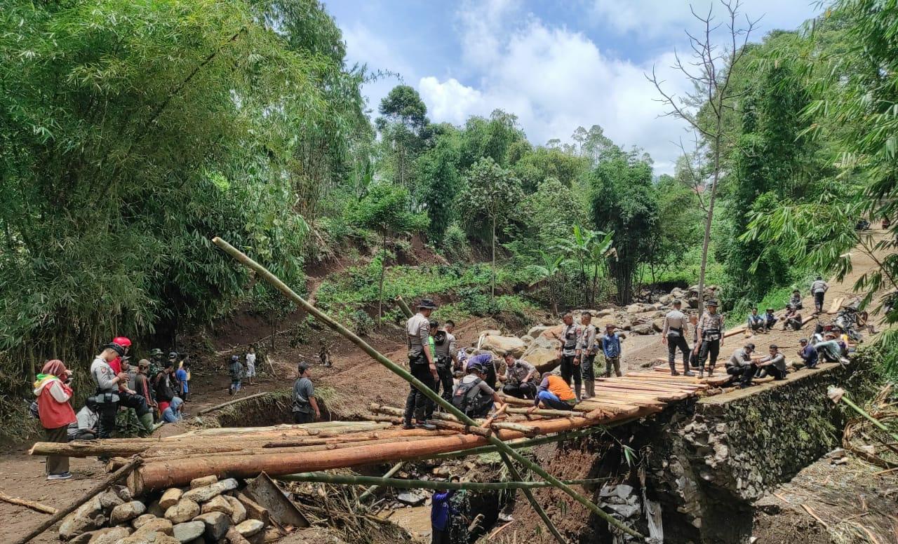 Team SAR Sat Brimob Polda Jabar Terjun Langsung Bersihkan Material Banjir Bandang