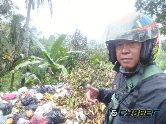 Tumpukan Sampah di Sepanjang Jalan Cikalong Kulon Ciranjang Diduga Akibat Buruknya Tata Kelola Sampah di Kab. Cianjur