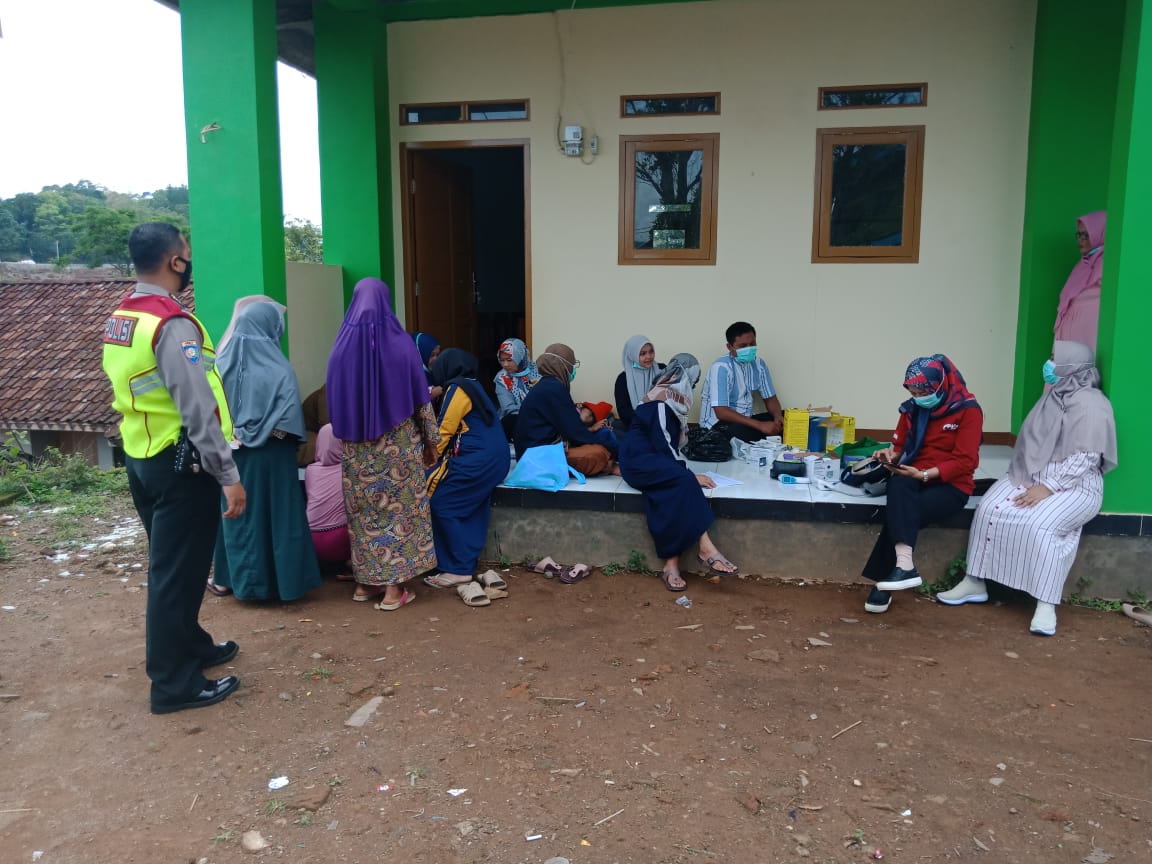 Bhabinkamtibmas Polsek Malausma Monitoring Vaksinasi Covid-19 di Dusun Bungursari