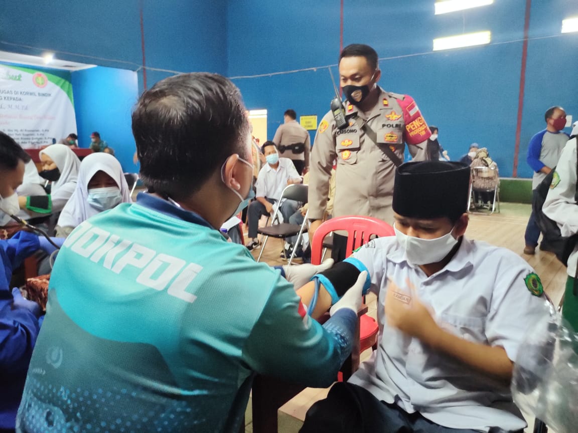 Polisi Monitoring 2.500 Warga Cikancung yang Antusias Ikuti Vaksinasi