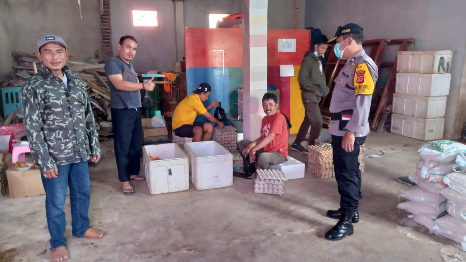 Polisi Pantau Penyaluran Bansos BPNT di Desa Haurpugur