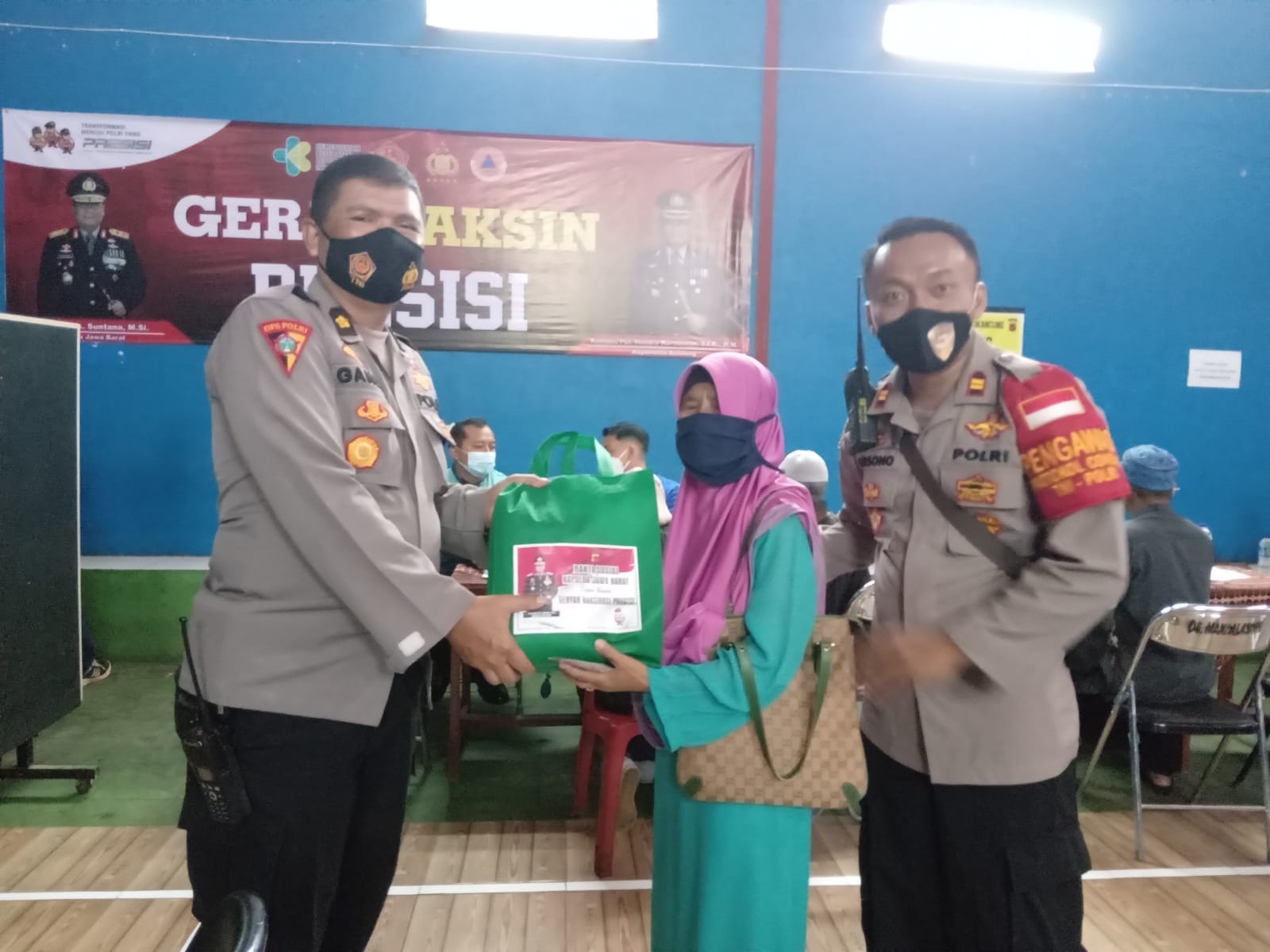 Polisi Terus Bagikan Bansos Sembako di Kabupaten Bandung