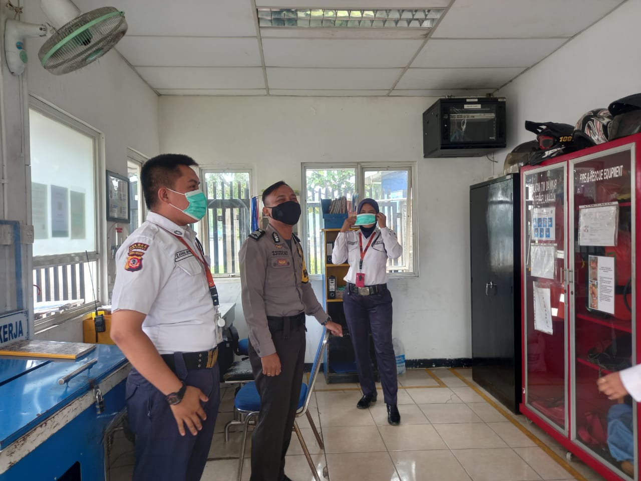 Anggota Polsek Kasokandel Giat Sambang Area Industri Himbau Prokes Covid-19