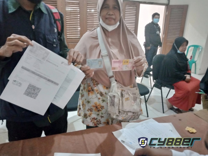 Dapat BLT DD Warga Caringin Bogor Mengaku Sangat Terbantu 