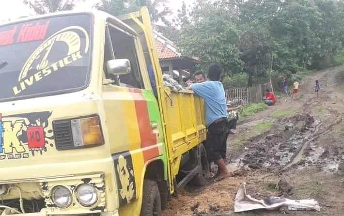 Warga Jayagiri Keluhkan Jalan Rusak yang Tak Pernah Dapat Perhatian dari Pemkab Cianjur 