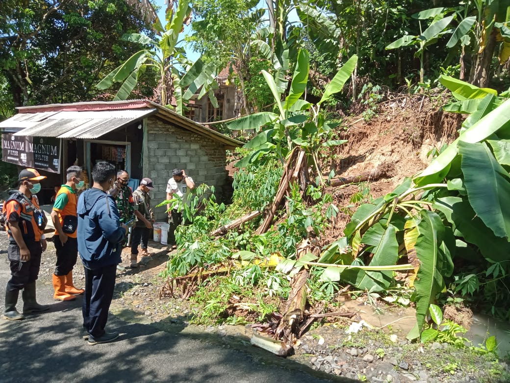 Hujan, Mengakibatkan Tanah Longsor di Panulisan Barat