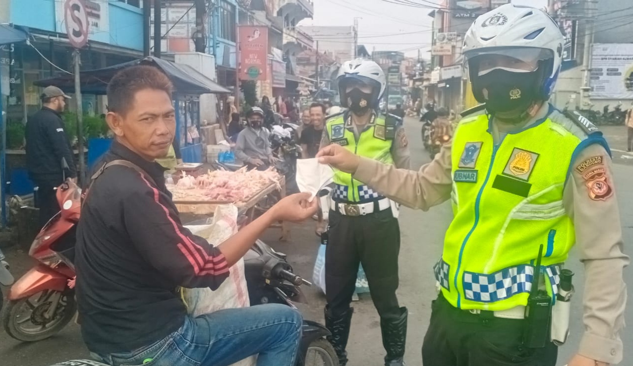 Ops Zebra Lodaya 2021, Polisi Himbau Prokes dan Bagikan Masker