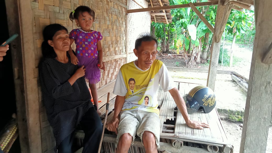 Miris, Seorang Bapak yang Menderita Cacat Fisik Selama 45 Tahun Tinggal di Gubuk Reyot