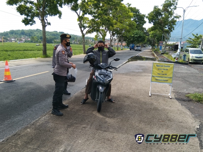 Cegah Covid 19, Polisi Operasi Yustisi Bagikan Masker Ke Pengguna Jalan
