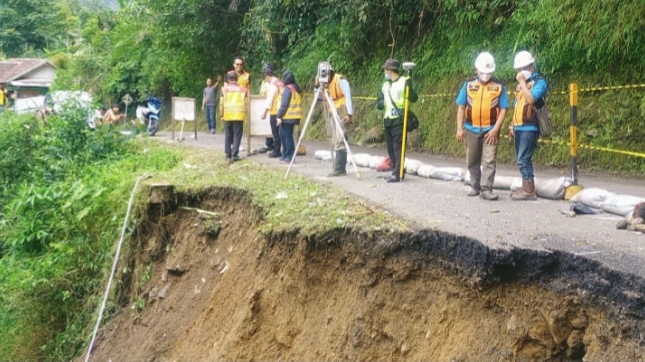 Kementrian PUPR Melalui BPJN DKI Jakarta-Jabar Cek Penanganan Longsor di Kampung Ciuja