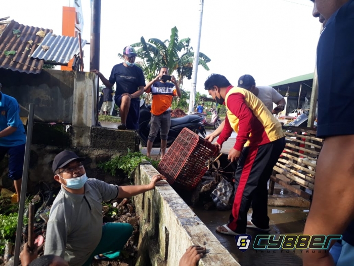 Antisipasi Banjir, Bersama Pemerintah Kecamatan, Kapolsek Biringkanaya Adakan Kerja Bakti