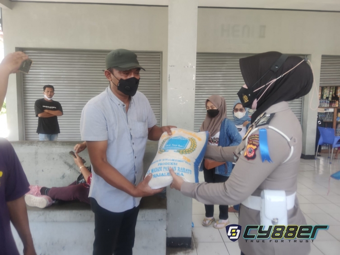 Polisi di Majalengka Kembali Salurkan Bansos Saat Operasi Zebra Lodaya 2021