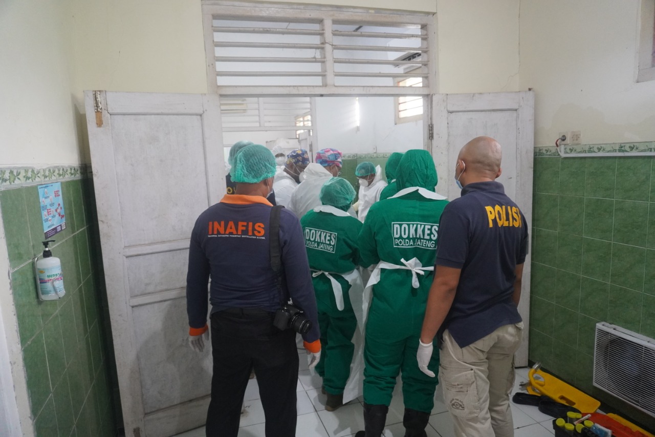 Polres Tegal Autopsi Jenasah Perempuan Korban Penusukan 