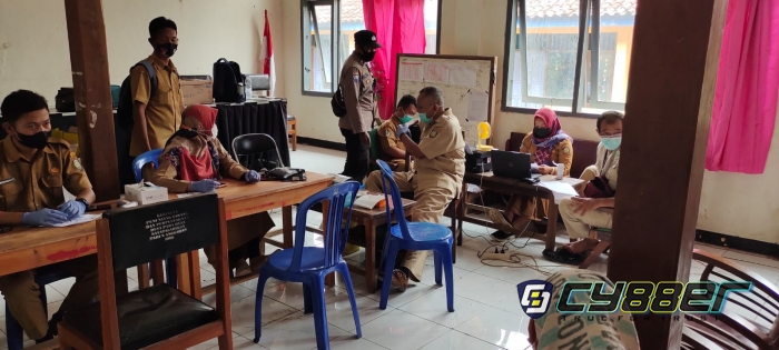 Monitoring Vaksinasi, Polisi Beri Motivasi dan Semangat pada Calon Penerima Vaksin 