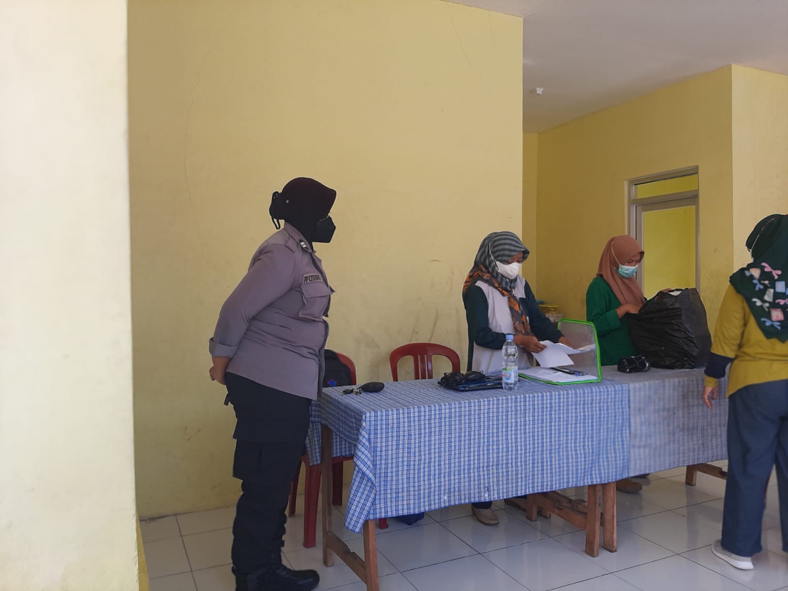 Polwan Lakukan Pengamanan dan Pantau Vaksinasi di Cicurug