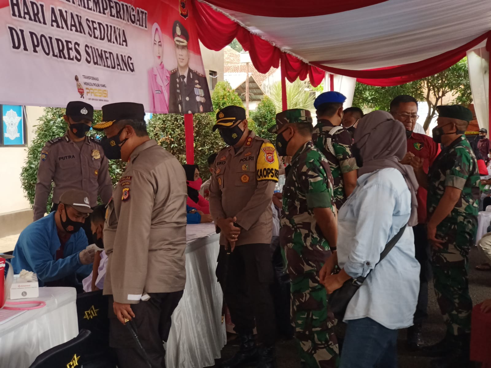 Kapolda Jabar Kunjungi Vaksinasi Massal dan Pembagian Gerobak Berkah