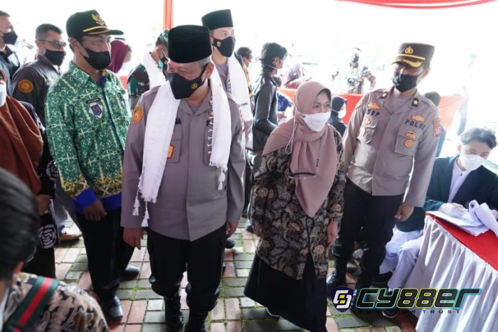 Kapolda Jabar Tinjau Pelaksanaan Gebyar Vaksinasi Massal dan Pembagian Sembako di Ponpes As-Syariefiyah Garut 