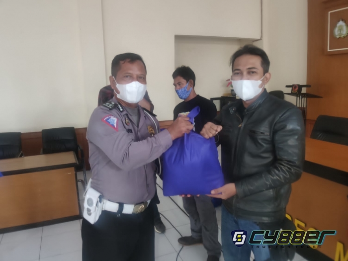 Ops Zebra Lodaya 2021 Polisi Bagikan Ratusan Paket Sembako 