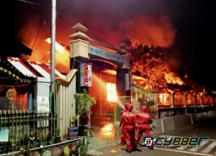 Si Jago Merah Lalap Gedung SMP Negeri 1 Kota Prabumulih