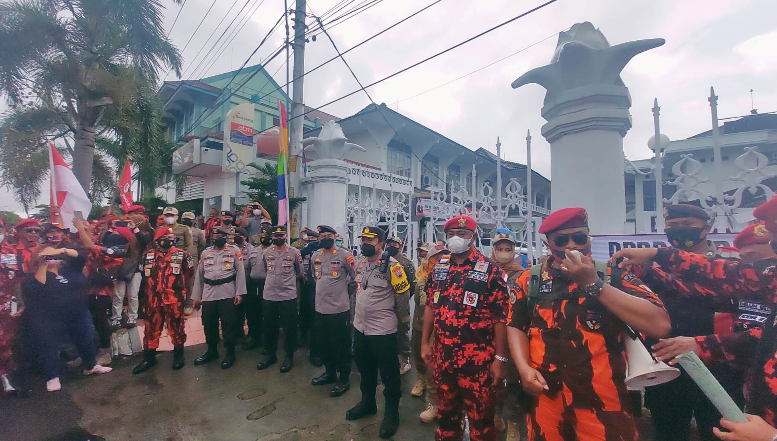 Aksi Heroik Ormas Pemuda Pancasila MPC Kabupaten Cilacap Geruduk Gedung DPRD
