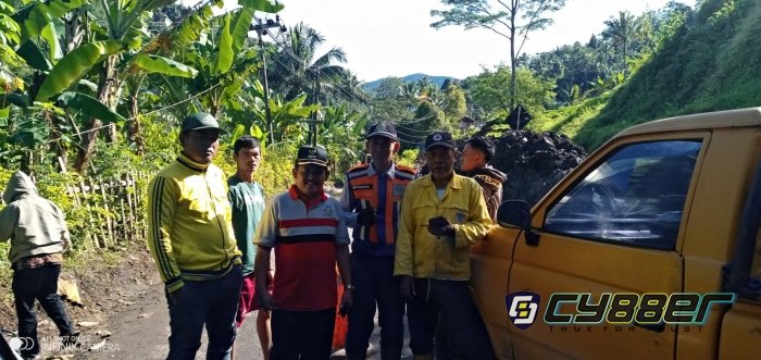 Terjadi Longsor Diwilayah Nagrog Desa Nyalindung Kecamatan Cisewu-Garut