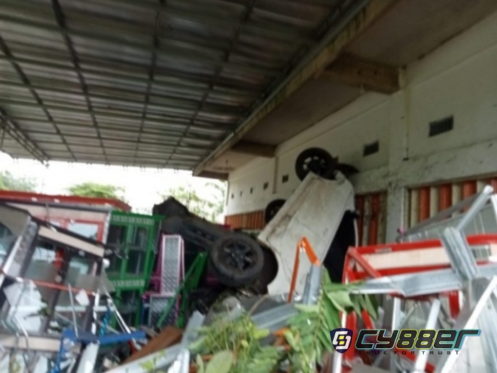 Diduga Panik, Sebuah Mobil Datsun Tabrak Ruko Warga Gelumbang