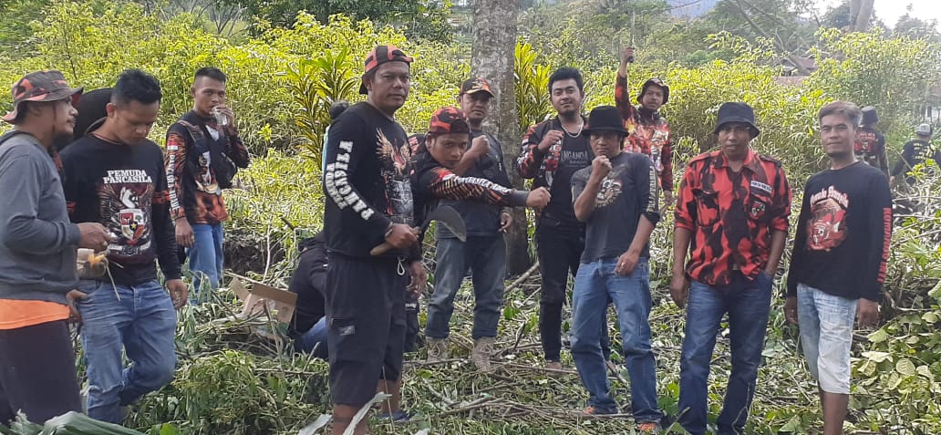 Ormas PP Ranting Cigendel Lakukan Bersih-Bersih TPU