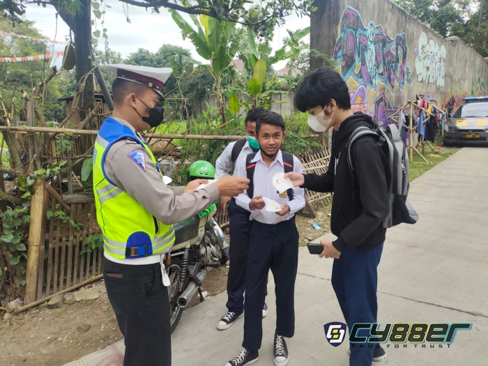 Sat Ops Zebra 2021, Polisi di Kota Bandung Bagikan Masker