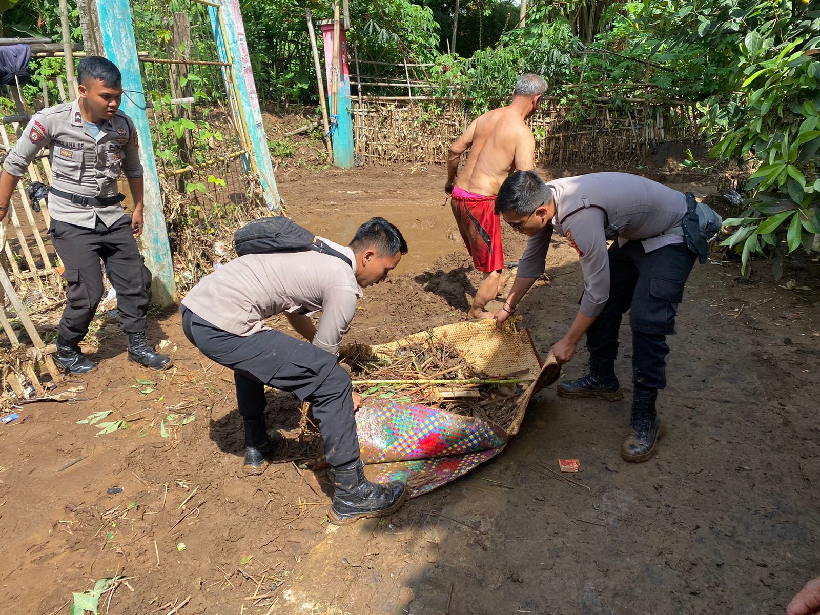 Polres Sumedang Bersama Intstasi Terkait Lakukan Pembersihan Pasca Luapan Sungai Cikeruh