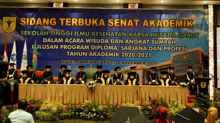 STIKes Karsa Husada Garut Lepas 523 Wisudawan