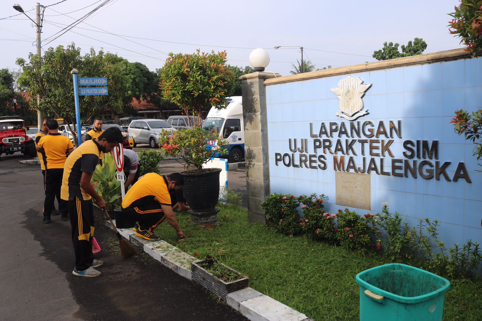 Kanit Propam Polres Majalengka Pimpin Jumat Bersih di Halaman Mapolres
