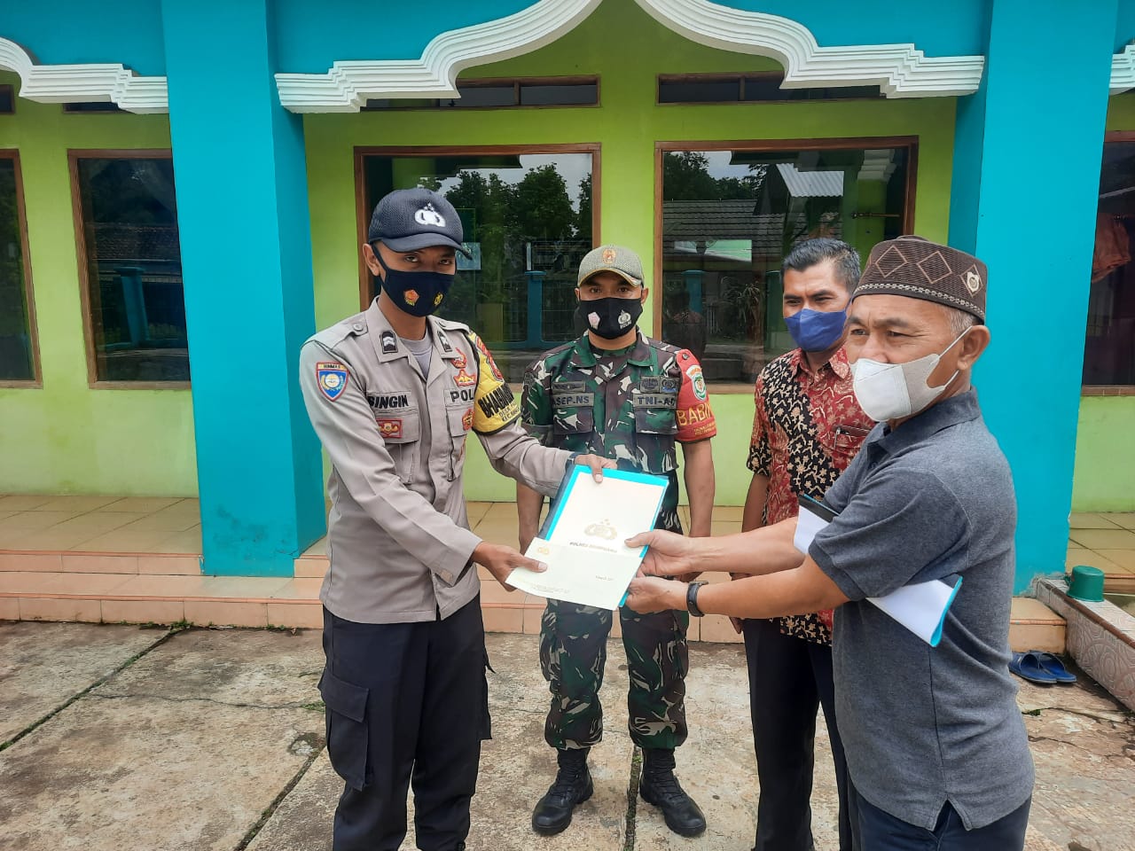 Kapolres Sumedang Salurkan Bantuan untuk Pembangunan Masjid