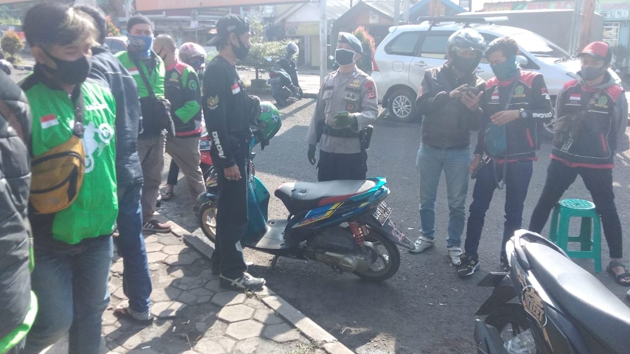 Cegah Covid-19, Sat Brimob Polda Jabar Ajak Ojol Patuhi Prokes