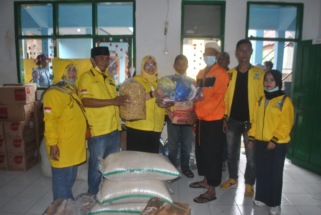 DPD Partai Golkar Garut Berikan Bantuan Kepada Korban Banjir Bandang di Sukawening