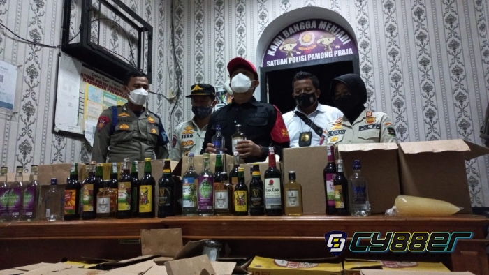 Gelar Operasi Pekat, Satpol PP Purwakarta Razia Ratusan Botol Miras