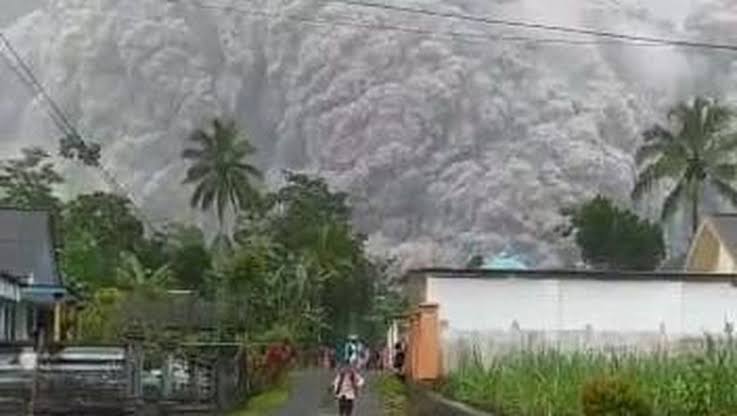 Hampir Semua Rumah di Satu Dusun Lumajang Hancur Akibat Erupsi Gunung Semeru