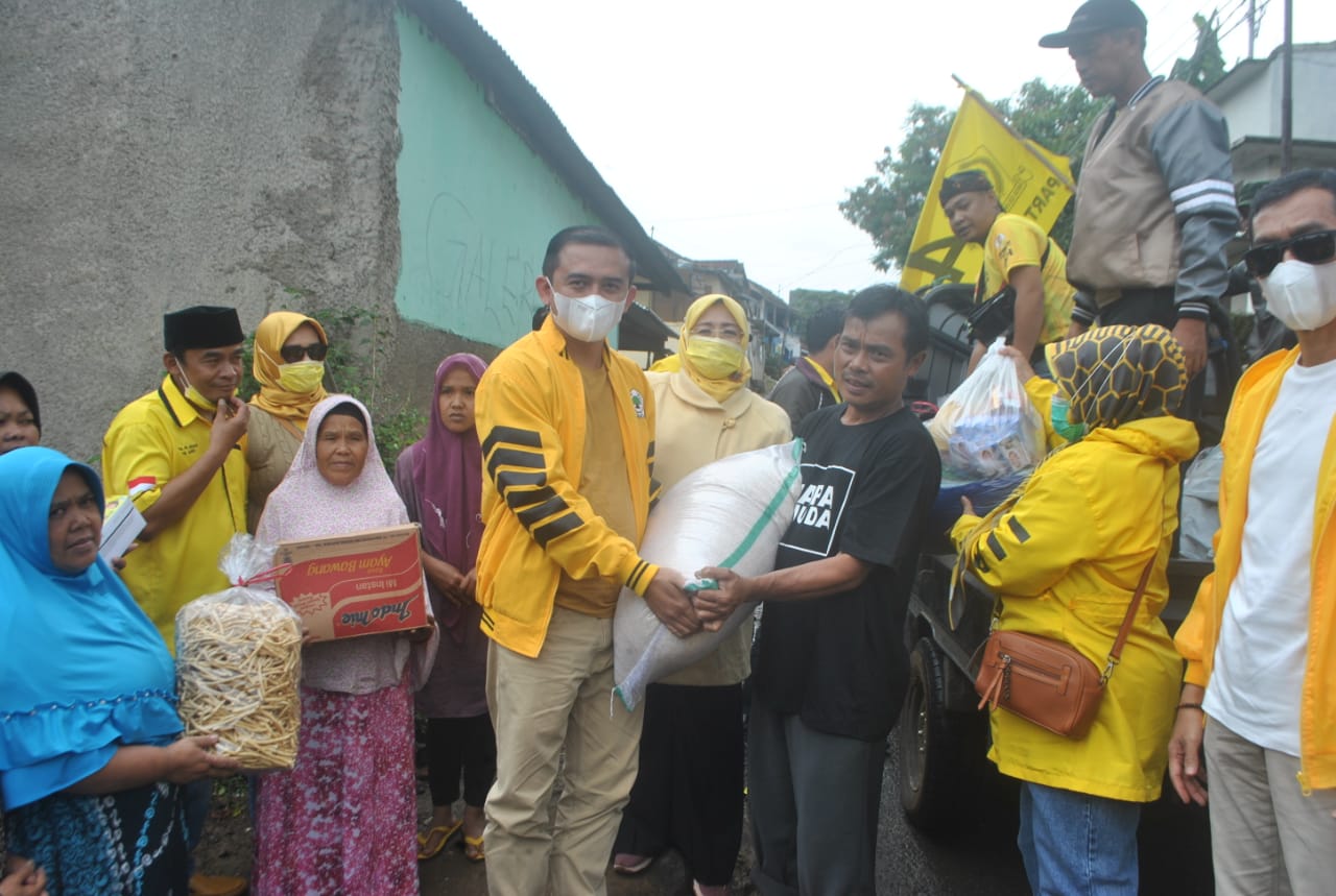 Moh Darda Padili Dampingi Ketua DPD Golkar Garut Salurkan Bantuan untuk Korban Banjir Bandang
