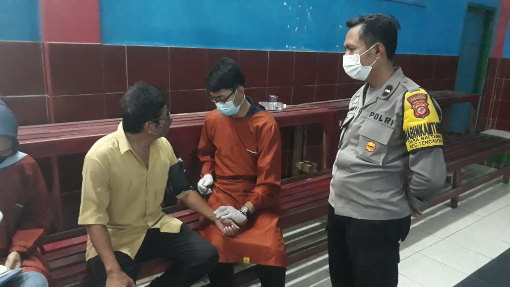 Polisi Bersama Tim Gabungan Monitoring Vaksinasi di Kedawung