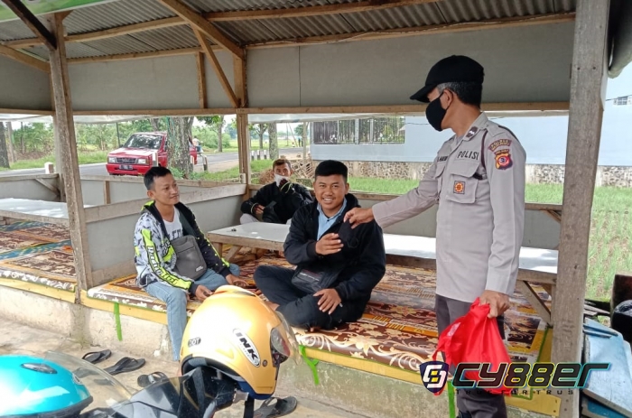 Cegah Covid 19 Dimasa PPKM, Lagi-Lagi Polisi  Bagikan Masker 